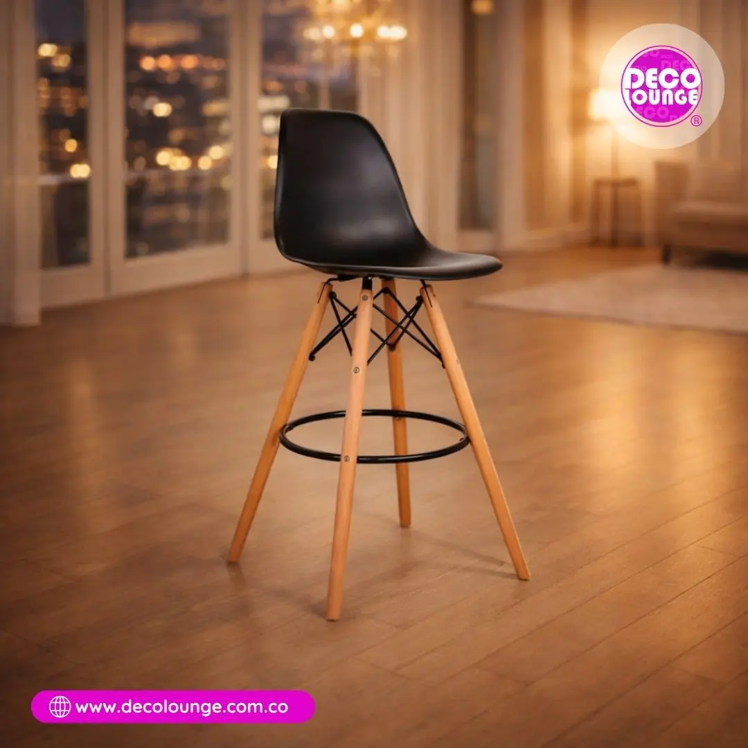 Silla Wood de cóctel negra